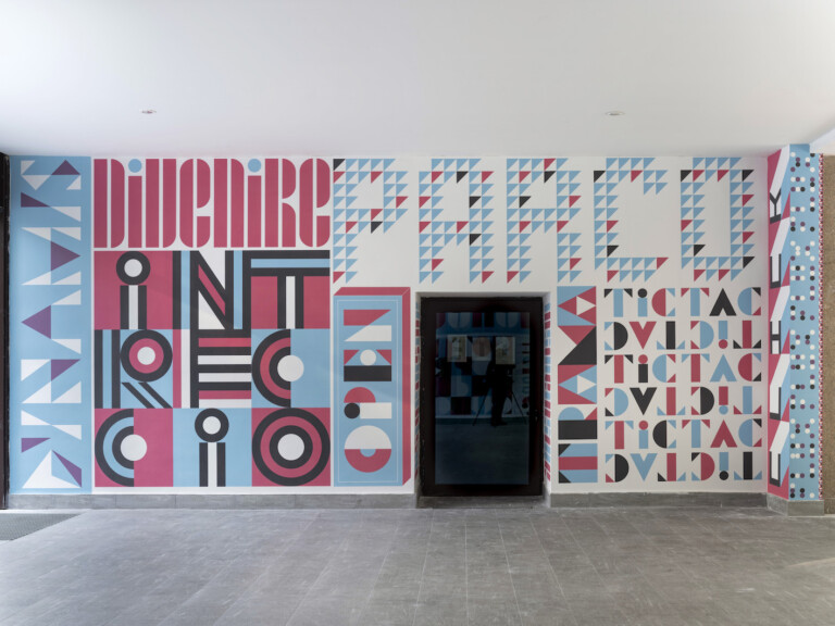 Cabaret Typographie, «Invece di stelle ogni sera si accendono parole», 2022, wallpaper, dimensioni ambientali - Installazione per il Vetra Building, Milano - Ph. BAMSphoto
