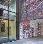 Cabaret Typographie, «Invece di stelle ogni sera si accendono parole», 2022, wallpaper, dimensioni ambientali - Installazione per il Vetra Building, Milano - Ph. BAMSphoto