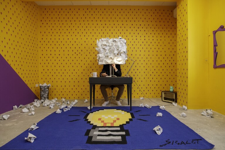 Daniele Sigalot, Writer's Block, performance. Courtesy the artist e WEM. Photo Zima Studio