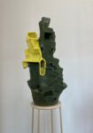 Domenico Mangano & Marieke van Rooy, Palm Nest, 2021, ceramica smaltata, ferro verniciato a polvere, 55 x 40 x 100 cm, piedistallo 33 x 33 x 120 cm. Courtesy l’Artista e MAGAZZINO, Roma