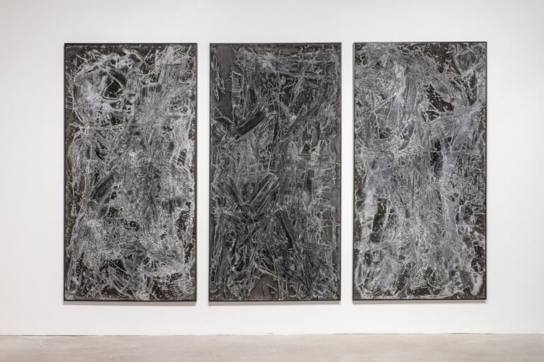 Emilio Vedova. Venezia muore I II III, 1992. Pittura acrilica, pittura alla nitro su tela, 260 × 130 cm. © Fondazione Emilio e Annabianca Vedova. Photo © Ela Bialkowska, OKNOstudio