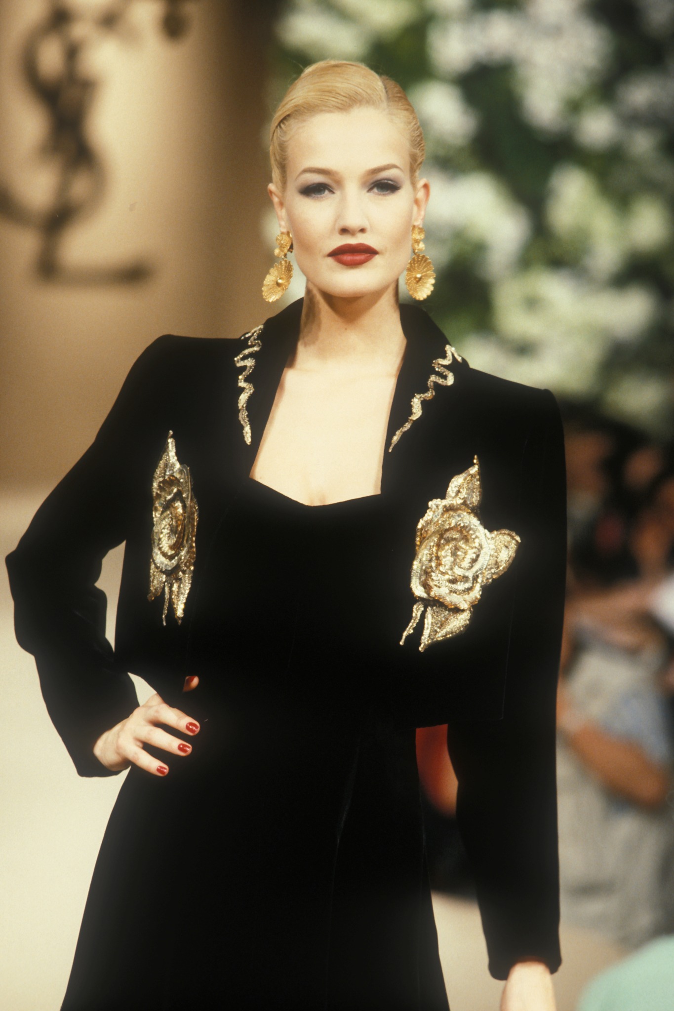 Ensemble de soir porté par Karen Mulder. Collection haute couture automne hiver 1995. © Yves Saint Laurent/Guy Marineau