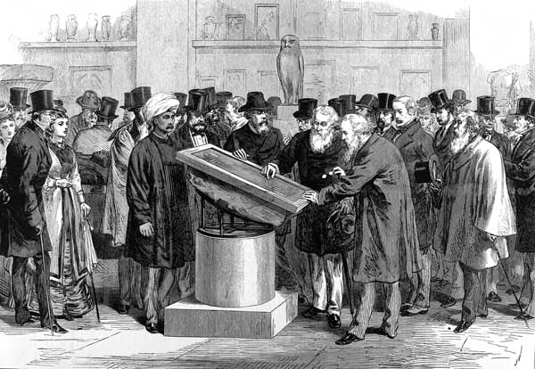 Esperti che ispezionano la Stele di Rosetta durante il Secondo Congresso Internazionale degli Orientalisti, 1874