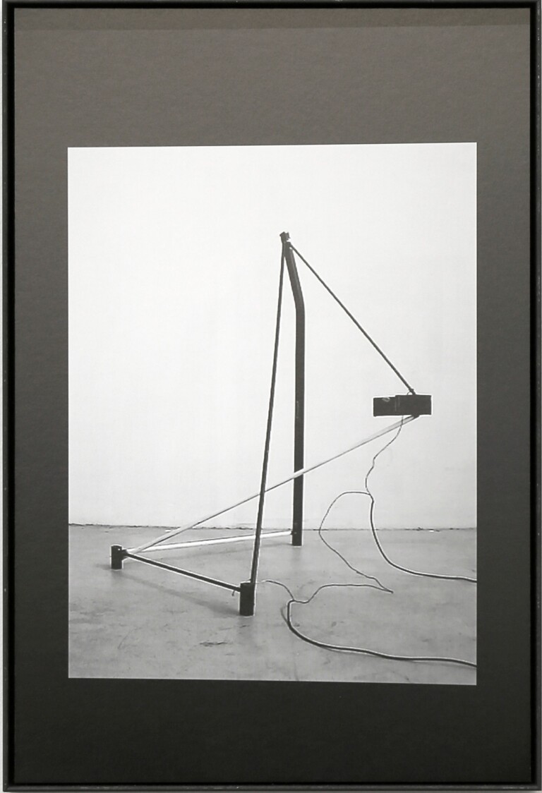 Florian Neufeldt, Live Wires #1, 2017, fotografia bianco e nero su dibond in cornice senza vetro 60 x 40 cm, sedia 80 x 40 x 50 cm. Courtesy l’Artista e The Gallery Apart, Roma