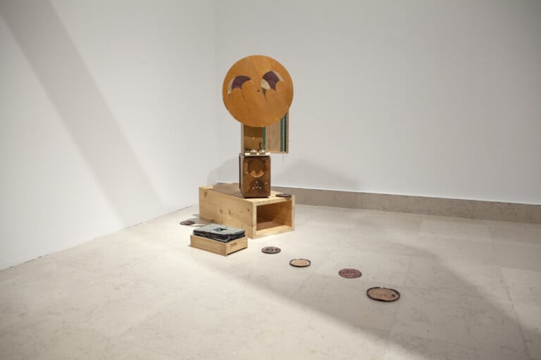 Francesco Cavaliere, Incantatore di sonagli, 2016 legno, apparati meccanici ed elettrici 220 volt, magneti, campanelli, catenelle, 50 × 20 × 30 cm. Photo © Chiara Pavolucci