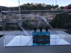 Ancora bottiglie d’artista: Franco Mazzucchelli collabora coi giovani di Portofino Dry Gin