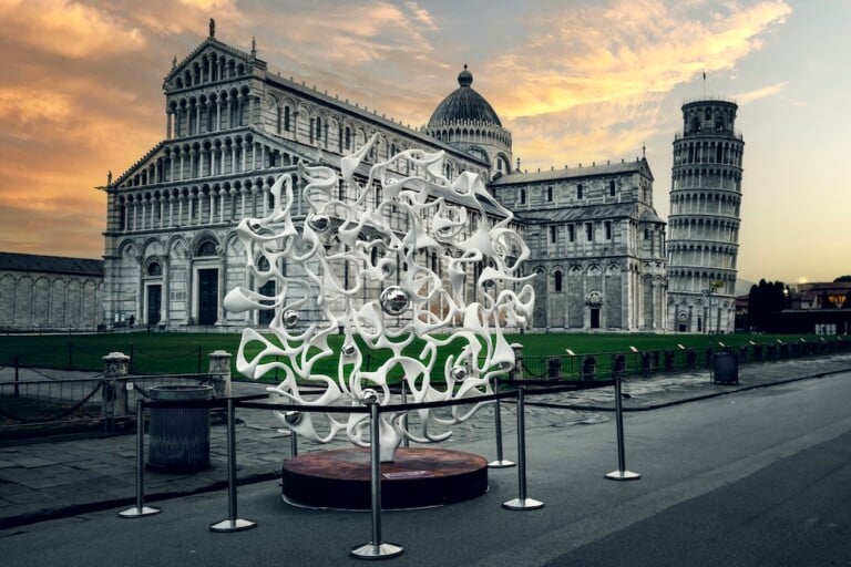 Gianfranco Meggiato Lo Specchio dellAssoluto 2021 alluminio verniciato acciaio inox O 330 x 40 cm © Massimiliano Lazzi Le sculture monumentali di Gianfranco Meggiato a Pisa