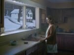 Gregory Crewdson, Woman at Sink, 2014, Stampa digitale ai pigmenti, dimensione immagine 95,2 × 127 cm © Gregory Crewdson