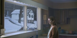 Gregory Crewdson, Woman at Sink, 2014, Stampa digitale ai pigmenti, dimensione immagine 95,2 × 127 cm © Gregory Crewdson