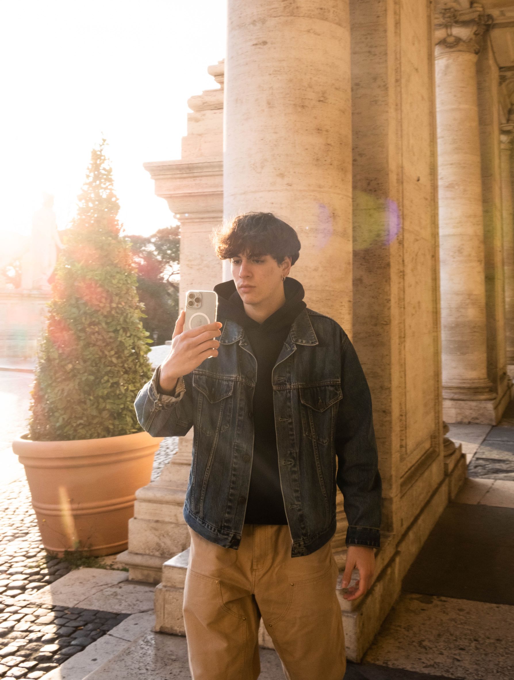 Roberto Celestri e l'iPhone con cui realizza le riprese che l'hanno reso famoso