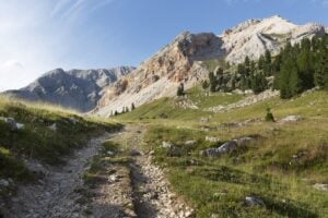 Un sentiero delle Dolomiti trasformato in mostra a cielo aperto
