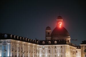 Grazia Toderi e il punto interrogativo su Piazza della Repubblica a Torino