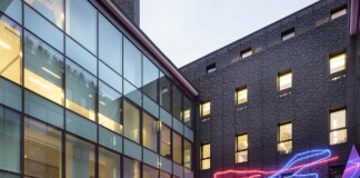 La Piazza centrale del Vetra Building con l'opera di Patrick Tuttofuoco. Sul fondo il passaggio coperto protagonista di Vetra Passage