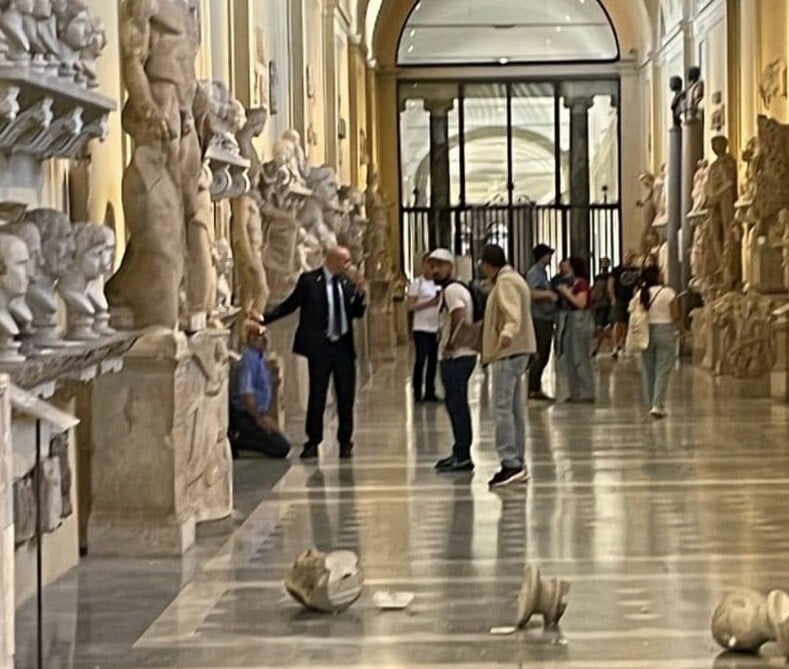 La fotografia pubblicata su Facebook da una guida sull'accaduto ai Musei Vaticani