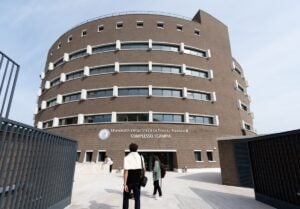 A Scampia inaugura una nuova sede dell’università (ma sembra un carcere)