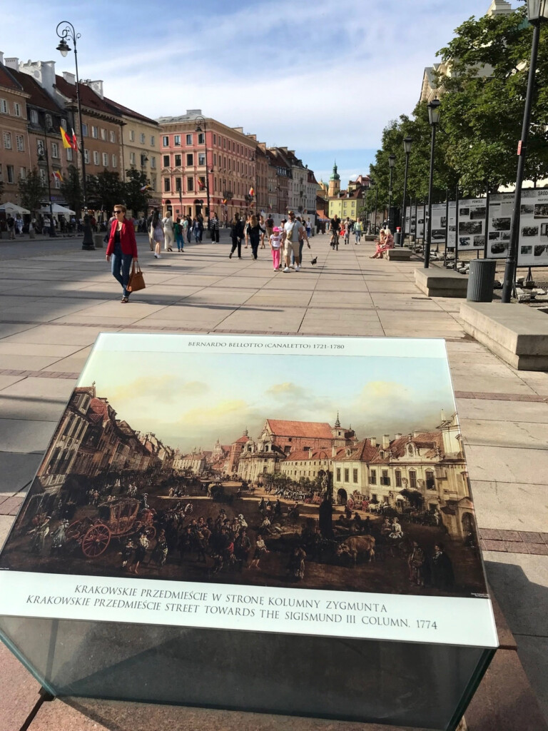 Le riproduzioni delle opere di Bernardo Bellotto poste di fronte agli scenari urbani che le hanno ispirate, Varsavia. Photo © Dario Bragaglia