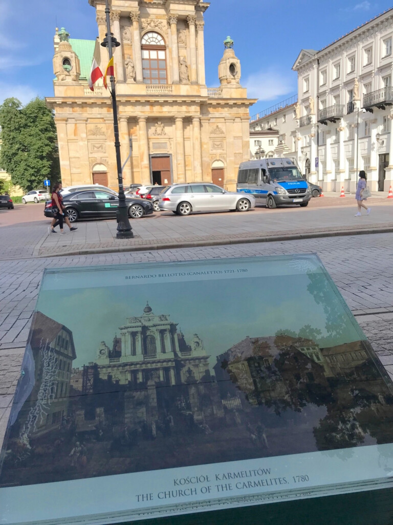 Le riproduzioni delle opere di Bernardo Bellotto poste di fronte agli scenari urbani che le hanno ispirate, Varsavia. Photo © Dario Bragaglia