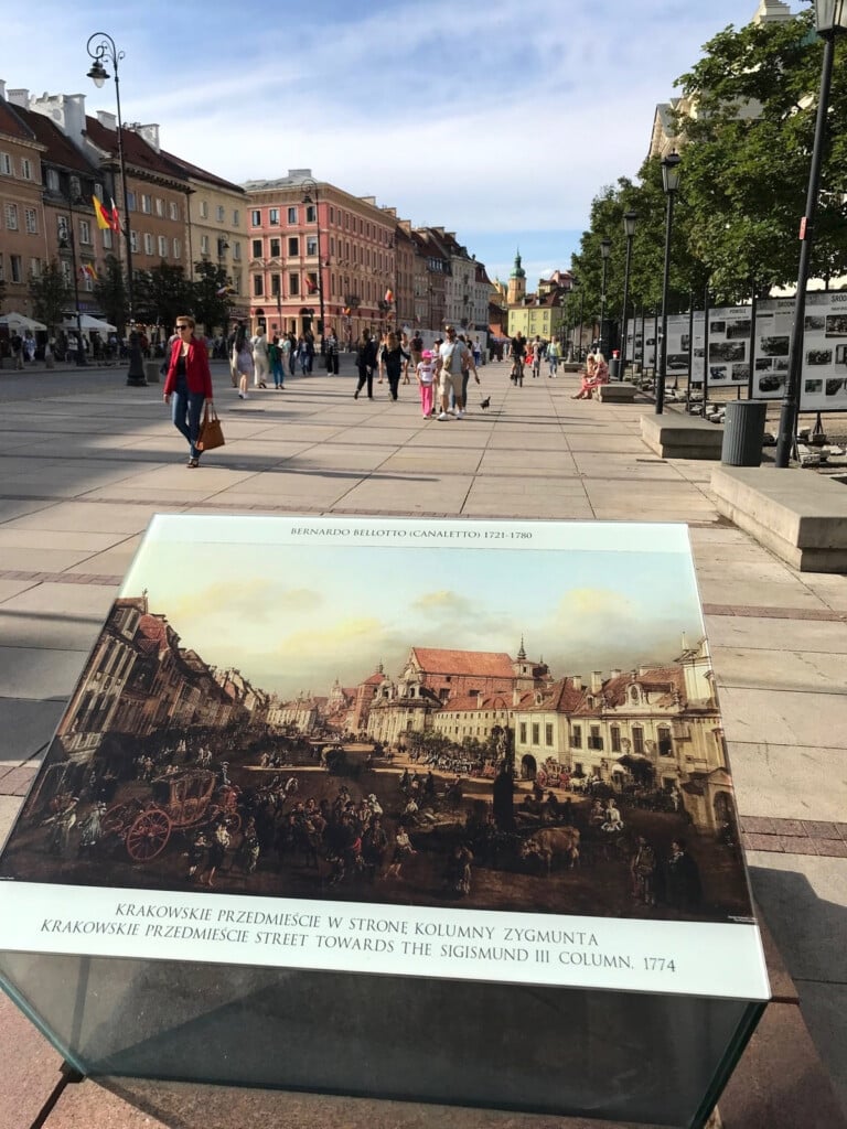 Le riproduzioni delle opere di Bernardo Bellotto poste di fronte agli scenari urbani che le hanno ispirate, Varsavia. Photo © Dario Bragaglia