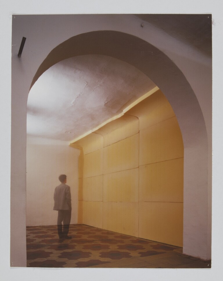 Liliana Moro, Paradiso artificiale, veduta dell’allestimento dell’opera, Lo Spazio di Via Lazzaro Palazzi, aprile 1990. Photo Roberto Marossi