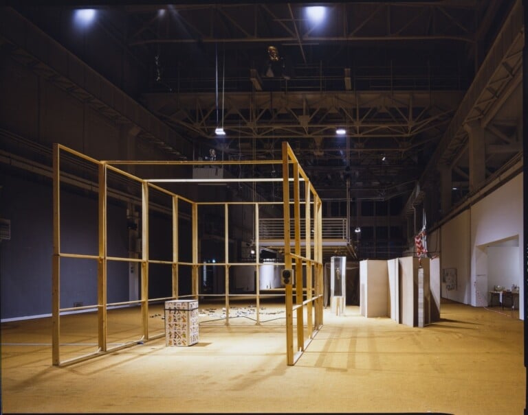 Lo Spazio di via Lazzaro Palazzi, ovvero tirar correndo, veduta della mostra collettiva, Spazio Ansaldo, Milano, ottobre 1992. Photo Roberto Marossi