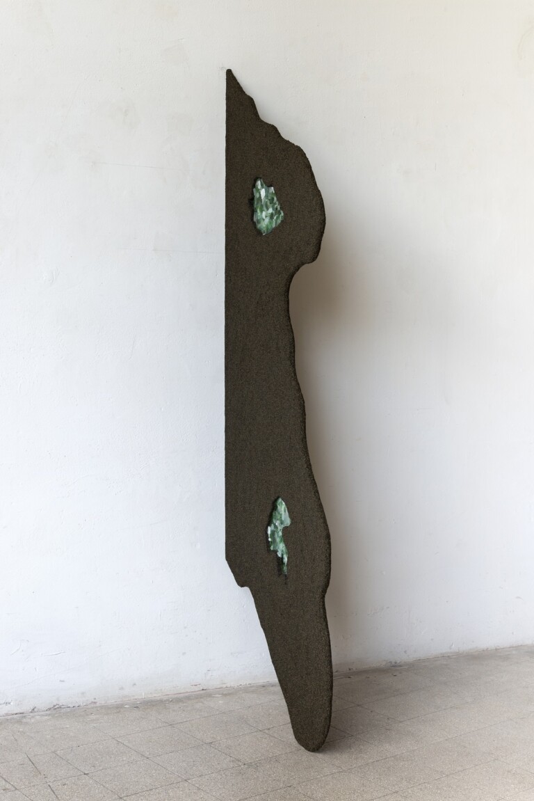 Marco Emmanuele, Quanto silenzio nei giorni di festa, 2022, vetro e sabbia su tavola, 210 x 81 x 7 cm. Courtesy l’Artista e Operativa arte contemporanea, Roma