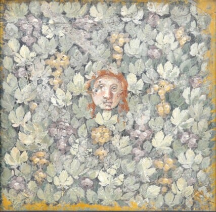 Maschera su foglie e grappoli di vite, Pompei, Casa delle Colombe a Mosaico, triclinio 13, parete est, sezione centrale, 20 10 a.C. – III stile, affresco, 55 x 55 cm, MANN, inv. 9798