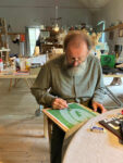 Michele De Lucchi mentre disegna nel suo studio ad Angera. Photo Cristina Moro