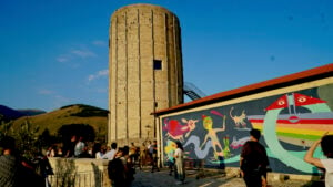 Aielli, il comune abruzzese che è diventato Borgo Universo grazie alla street art