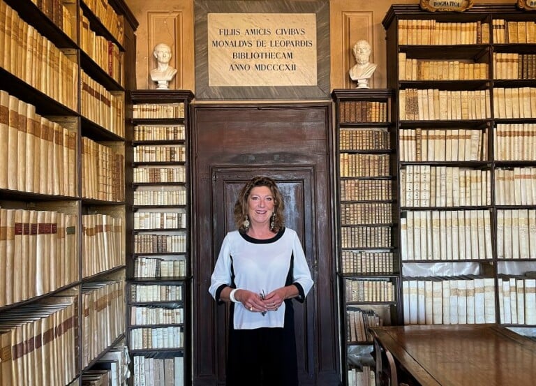 Olimpia Leopardi nella Biblioteca, in alto l'epigrafe con la quale Monaldo apre la Biblioteca ai suoi concittadini Copyright Casa Leopardi