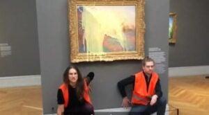 Puré di patate su Monet: le nuove proteste ambientaliste in Germania