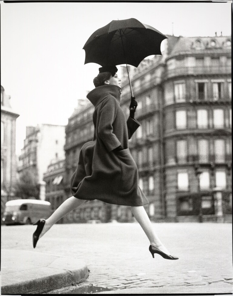 Richard Avedon, Carmen (homage to Munkácsi), coat by Cardin, Place François Premier, Paris, August 1957 © The Richard Avedon Foundation