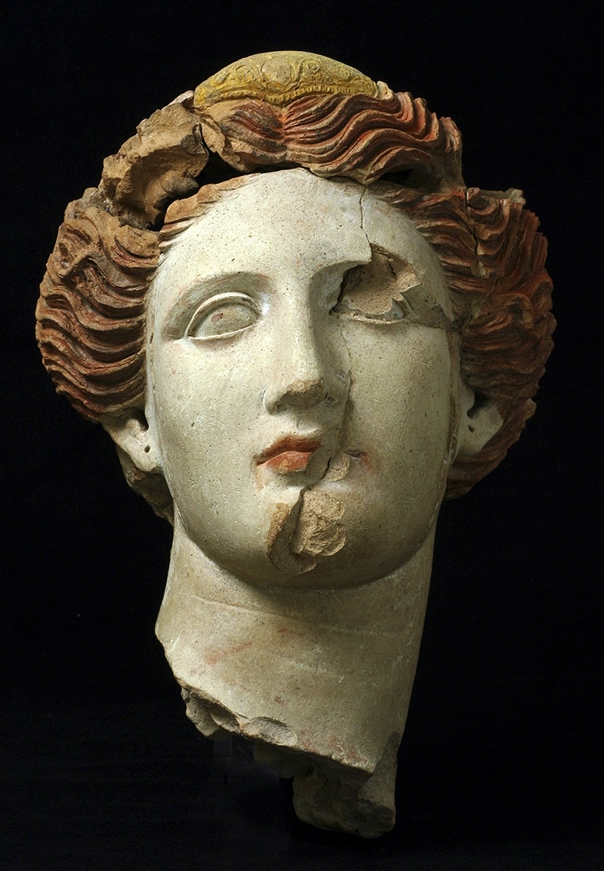 Testa femminile in terracotta, IV sec. a.C., dettaglio. Museo MArTA, Taranto
