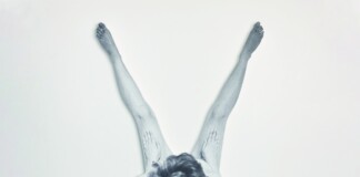 V, Alfabeto poetico monumentale (da Scrittura vivente, 1976), 2019 – 2022, stampa digitale su tela su polistirene sagomato, installazione site specific. Ph. Angelo Latronico