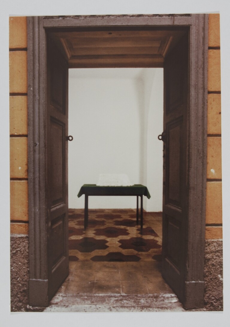 Veduta della mostra personale di Adriano Trovato, Lo Spazio di Via Lazzaro Palazzi, ottobre 1989. Photo Roberto Marossi