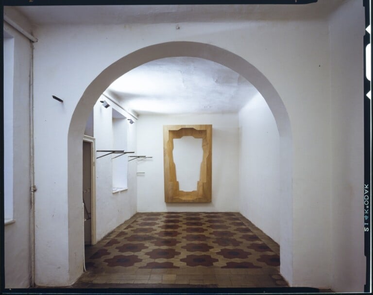 Veduta della mostra personale di Stefano Dugnani, Lo Spazio di Via Lazzaro Palazzi, febbraio 1990. Photo Roberto Marossi