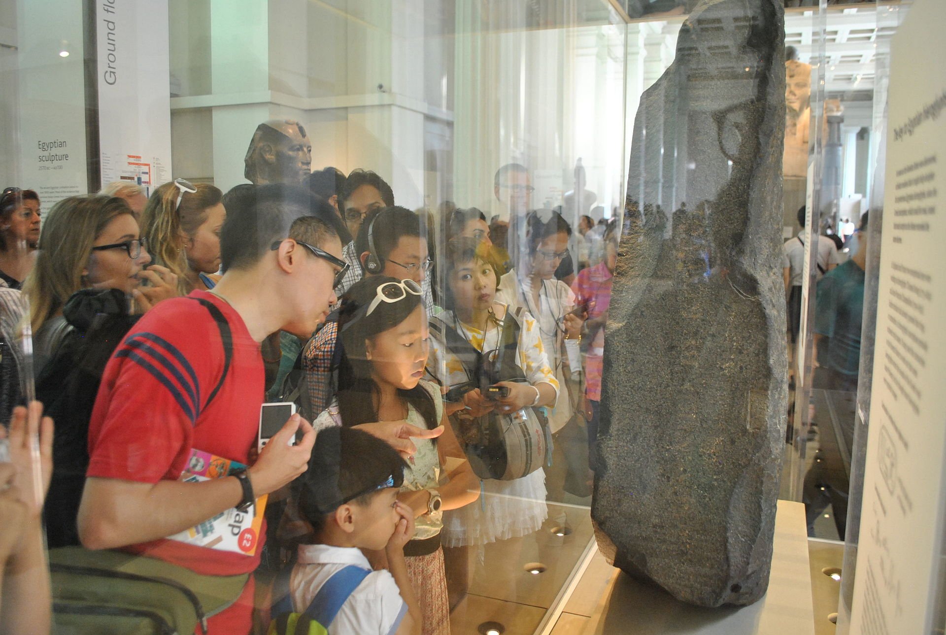Visitatori guardano la Stele di Rosetta al British Museum ph ProtoplasmaKid