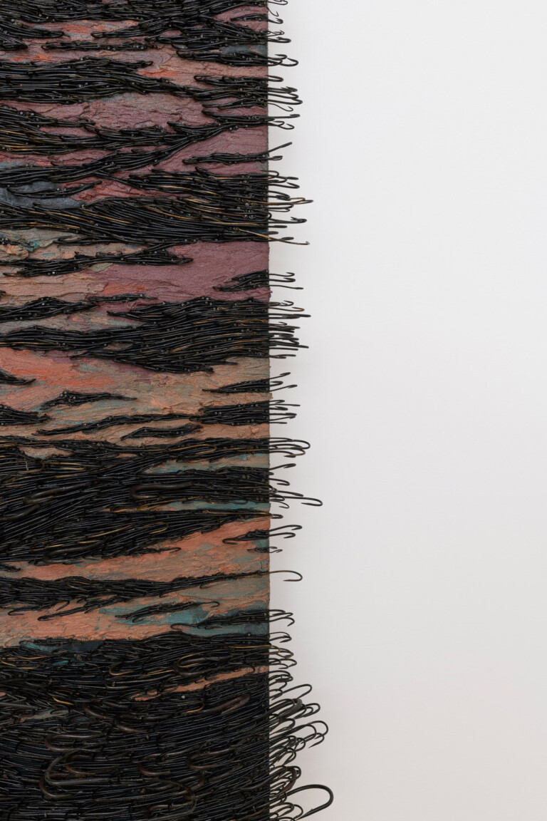 Yoan Capote, Isla (lasitud), 2022, olio, chiodi e ami su lino montati su tavola, 165 x 240 cm. Courtesy the Artist e GALLERIA CONTINUA. Photo Giorgio Benni