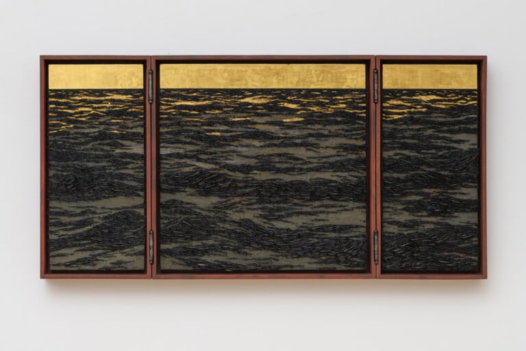 Yoan Capote, Requiem (exvoto), 2022, olio, foglia oro 24k, chiodi e ami su pannello di compensato e tela, 81 x 160 cm. Courtesy the artist e GALLERIA CONTINUA. Photo Giorgio Benni