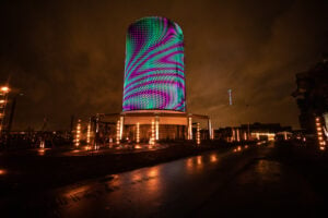 Miguel Chevalier anima una vecchia torre di raffreddamento in Lussemburgo