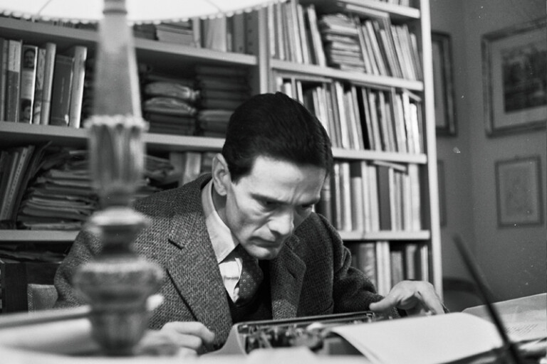 Pier Paolo Pasolini nel suo studio, nella casa di Via Giacinto Carini 45 1963 foto di Gideon Bachmann © Archivio Cinemazero Images, Pordenone