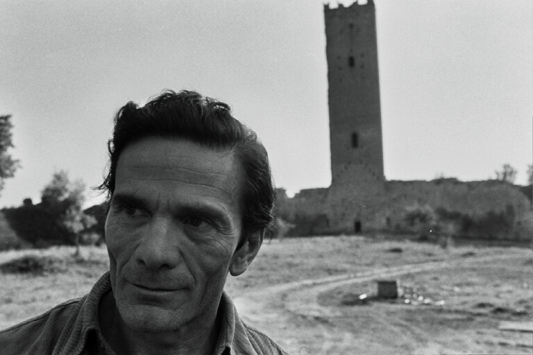 Pier Paolo Pasolini alla Torre di Chia, Viterbo 1974 foto di Gideon Bachmann © Archivio Cinemazero Images, Pordenone