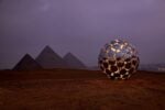 312110814 2562143547258778 5695146520967249642 n Un'installazione luminosa ai piedi delle Piramidi di Giza