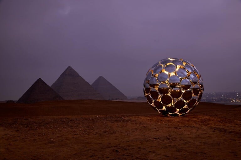 312110814 2562143547258778 5695146520967249642 n Un'installazione luminosa ai piedi delle Piramidi di Giza