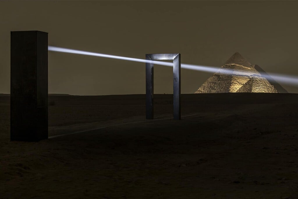 Un’installazione luminosa ai piedi delle Piramidi di Giza