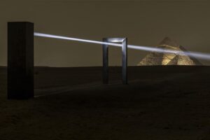 Un’installazione luminosa ai piedi delle Piramidi di Giza