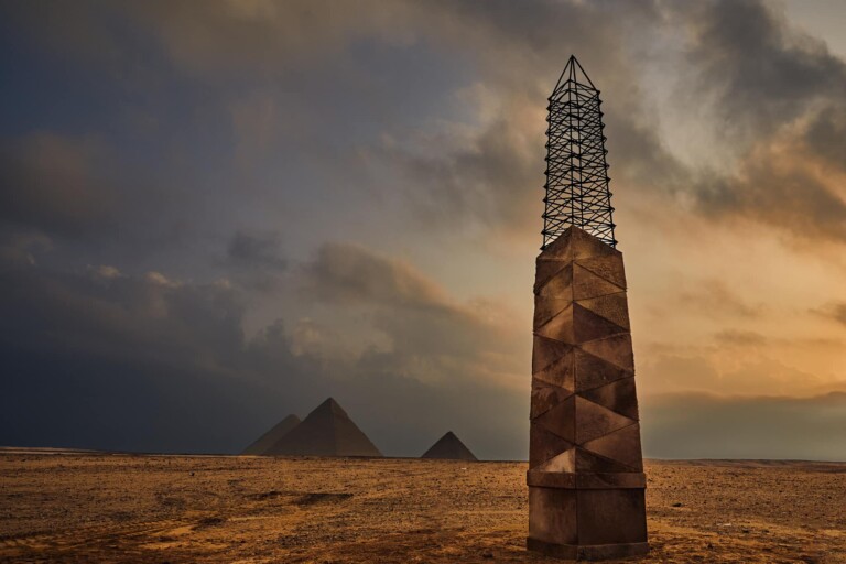 312621201 2562082747264858 4207083025367997215 n Un'installazione luminosa ai piedi delle Piramidi di Giza