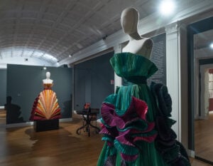 Al Labirinto della Masone in mostra l’arte e la moda dello stilista Roberto Capucci