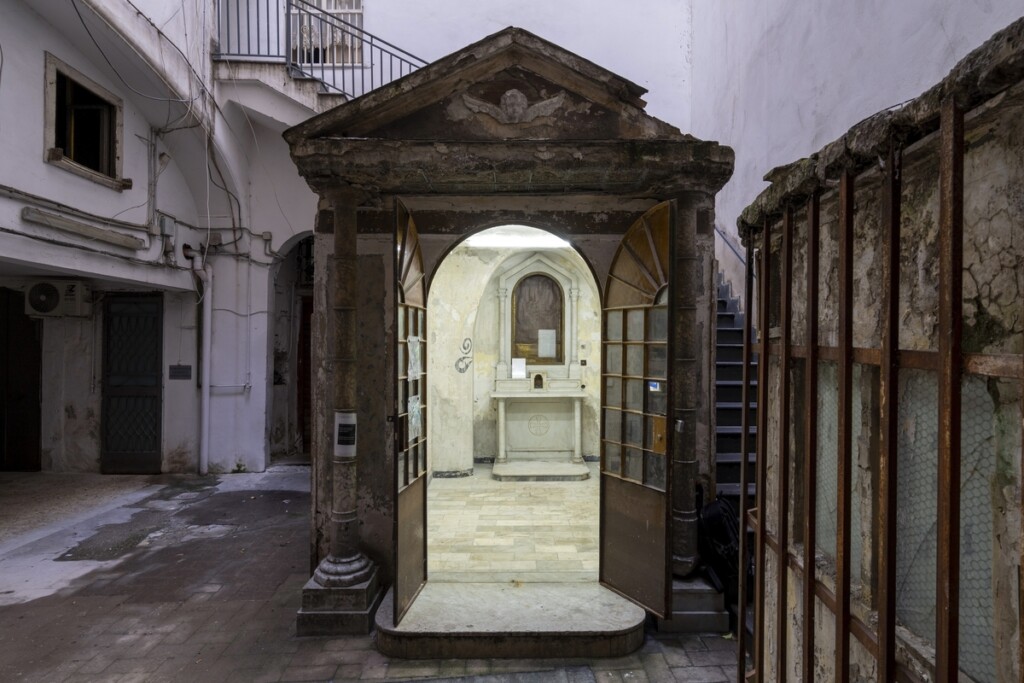 Un’anti-mostra in una chiesa sconsacrata di Napoli