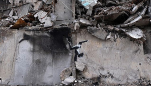 Banksy in Ucraina: sui social rivendica la paternità della ginnasta tra le macerie