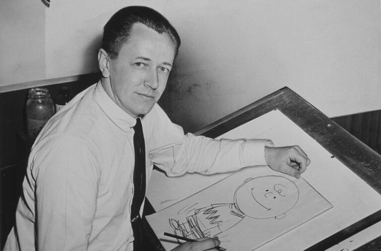 Charles Schulz al tavolo da disegno nel 1956. Photo Roger Higgins